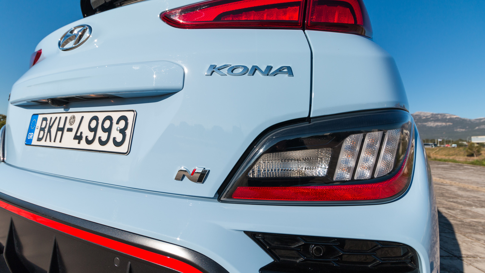 Η σχεδίαση του Hyundai Kona N διαθέτει χαρακτηριστικές λεπτομέρειες, όπως τα λογότυπα Ν